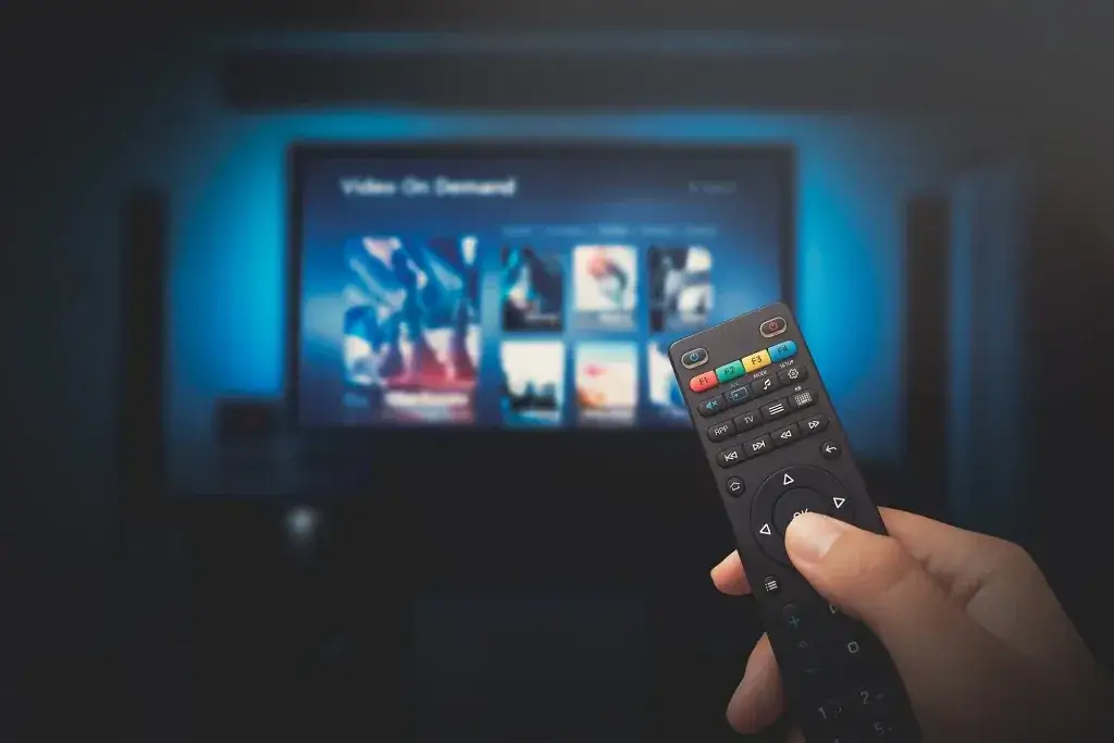 Zdjęcie Ile prądu pobiera telewizor 32 cale i jak zmniejszyć rachunki za energię