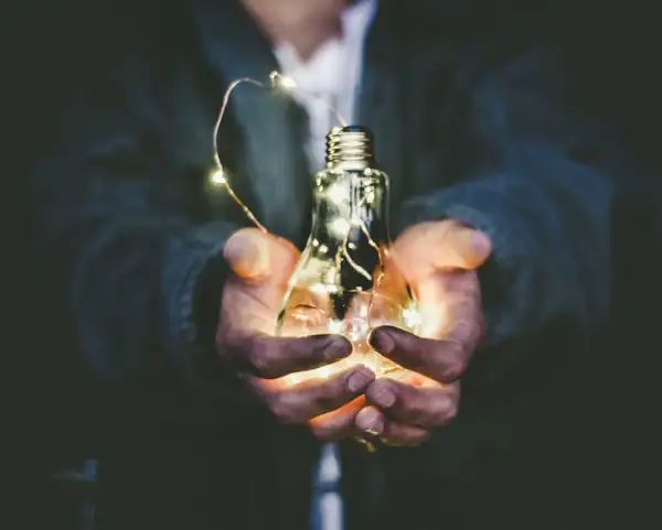 Magazyn energii w firmie – zabezpieczenie przed blackoutem czy sposób na tańszy prąd?